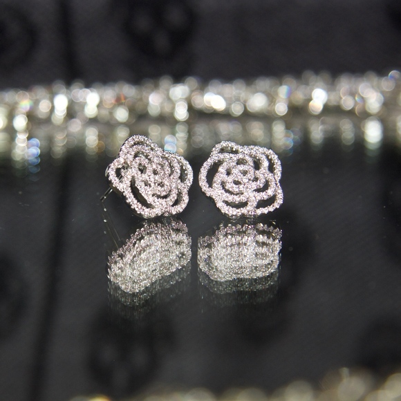 Stunning and Dainty 14kt Gold Dipped Swarovski Ear - Picture 4 of 8